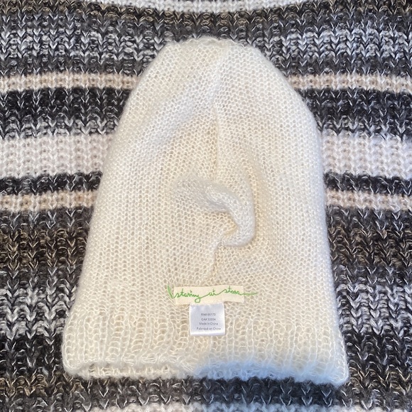 🎉 STARING AT STARS WHITE FLUFFY KNIT CAP‼️ - Picture 5 of 9